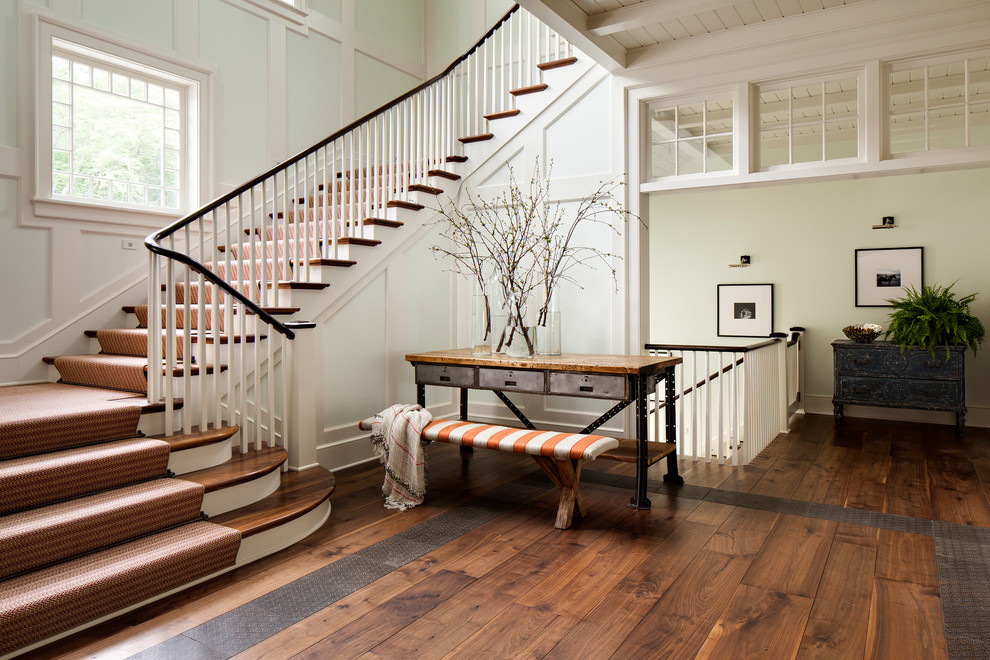 Идея дизайна: п-образная лестница в стиле кантри с деревянными ступенями и крашенными деревянными подступенками