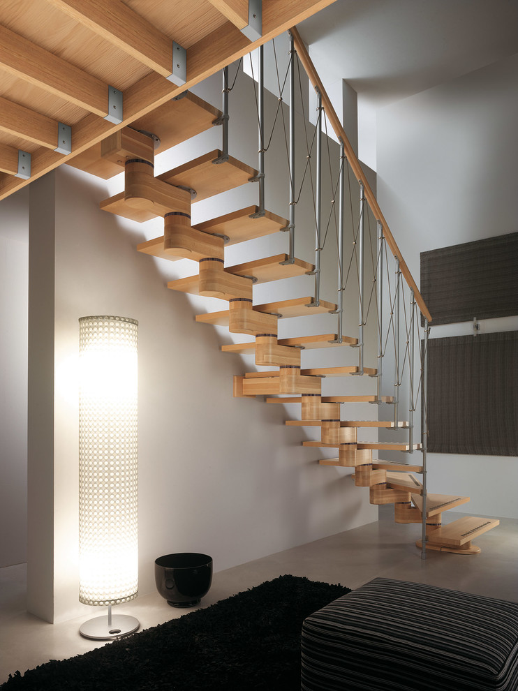 Modelo de escalera recta contemporánea de tamaño medio sin contrahuella con escalones de madera y barandilla de metal