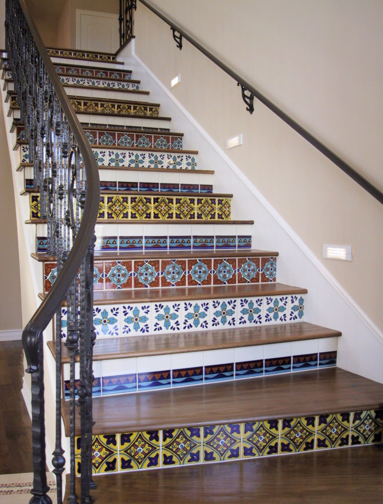 Idées déco pour un grand escalier courbe montagne avec des marches en bois et des contremarches carrelées.