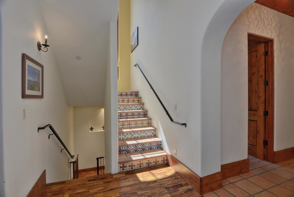 На фото: лестница в средиземноморском стиле с ступенями из терракотовой плитки и подступенками из плитки