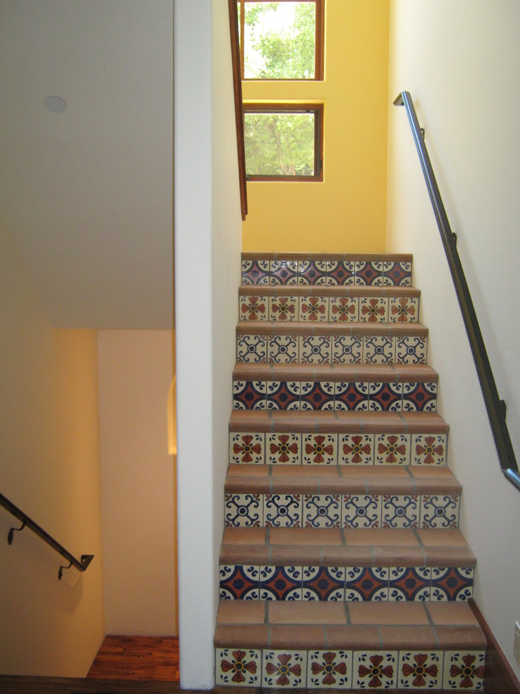 Aménagement d'un escalier méditerranéen avec des marches en terre cuite et des contremarches carrelées.
