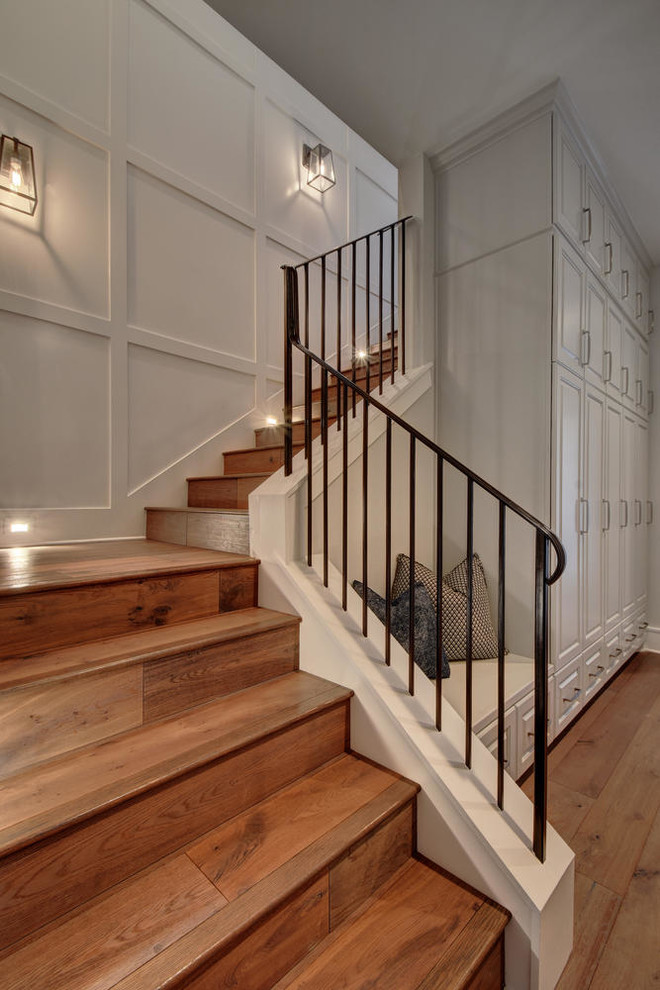Идея дизайна: большая угловая деревянная лестница в стиле неоклассика (современная классика) с деревянными ступенями и металлическими перилами
