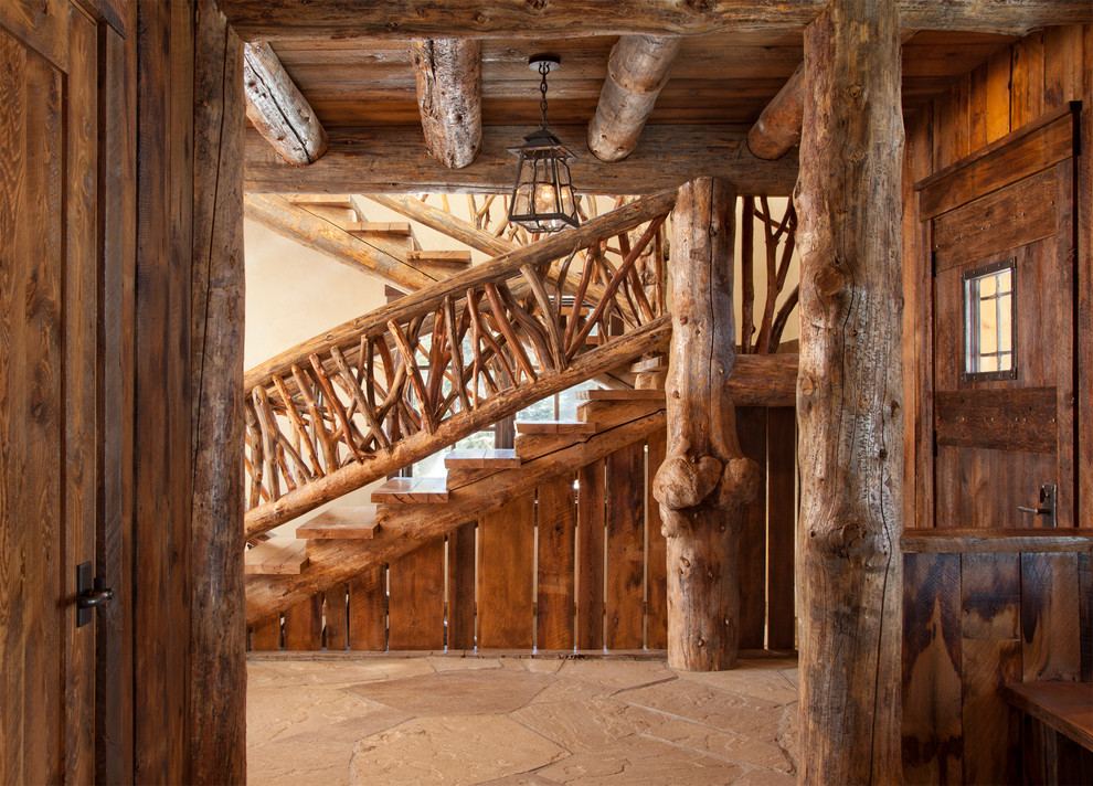 Immagine di una scala a "U" stile rurale con pedata in legno e alzata in legno