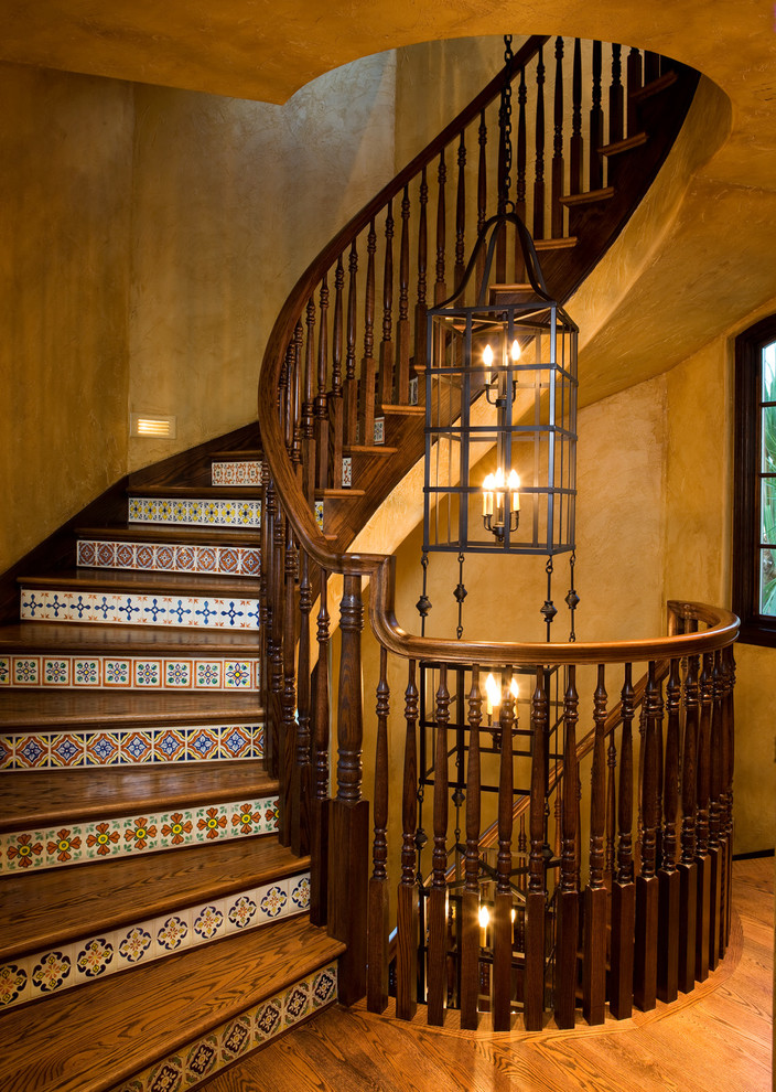 Пример оригинального дизайна: лестница в средиземноморском стиле с деревянными ступенями и подступенками из плитки