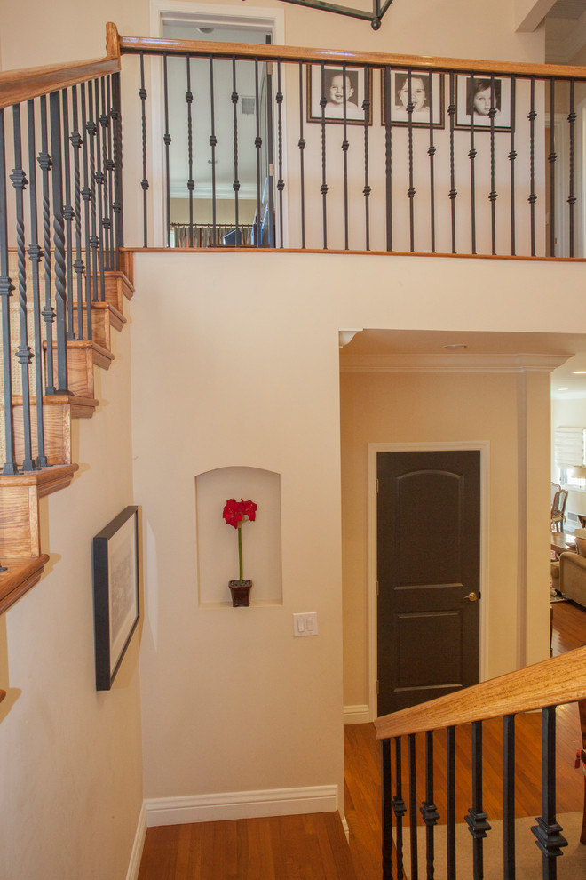 На фото: п-образная лестница среднего размера в средиземноморском стиле с ступенями с ковровым покрытием, ковровыми подступенками и перилами из смешанных материалов с