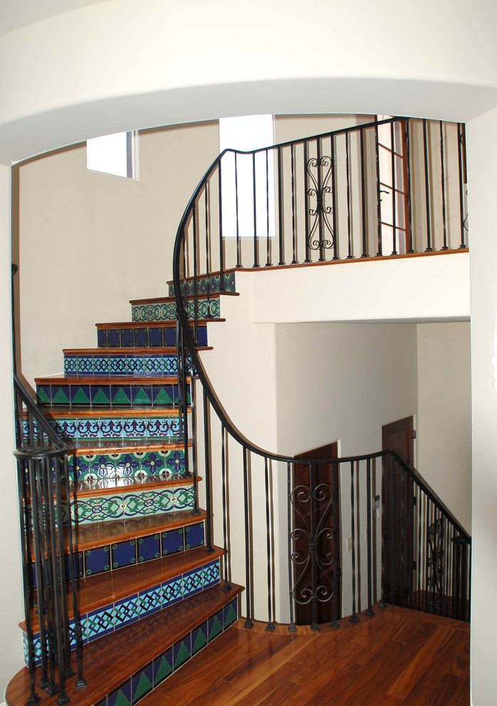 Idée de décoration pour un escalier méditerranéen.