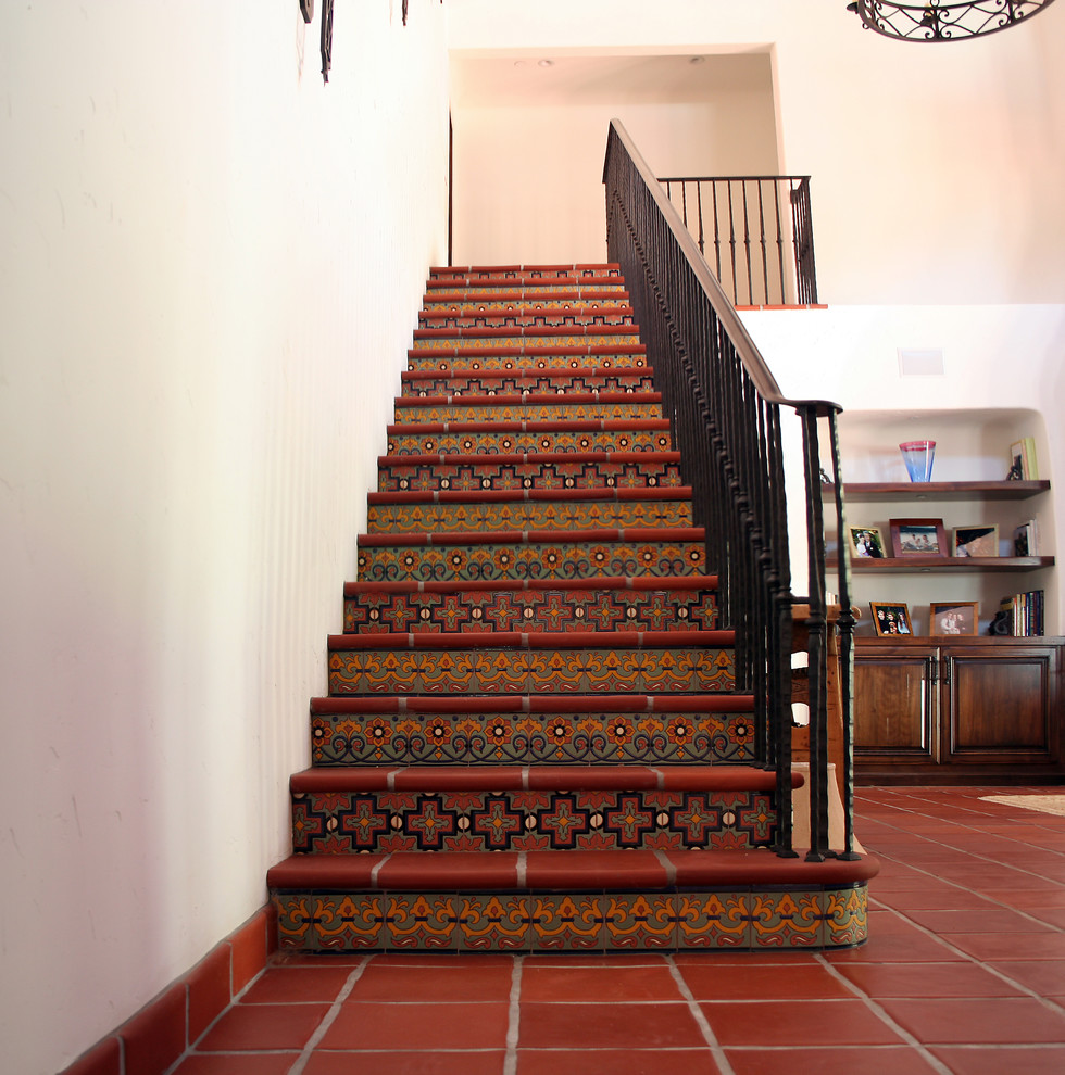 Ejemplo de escalera recta mediterránea con escalones de terracota