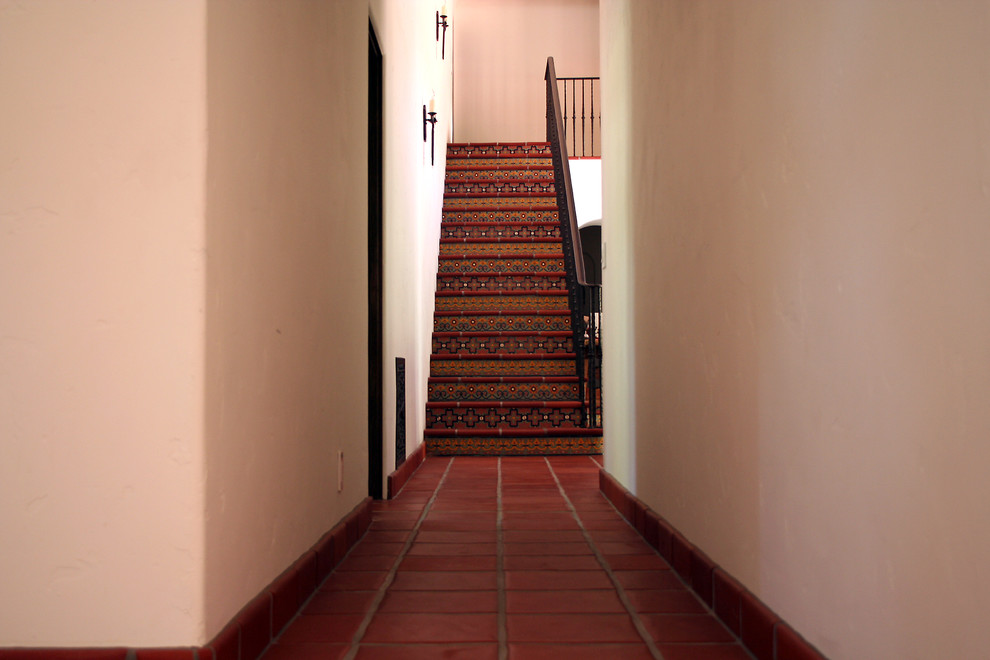 Ejemplo de escalera recta mediterránea con escalones con baldosas
