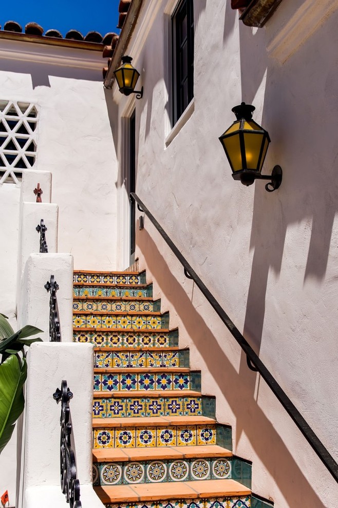 На фото: лестница в средиземноморском стиле с подступенками из плитки и ступенями из терракотовой плитки с