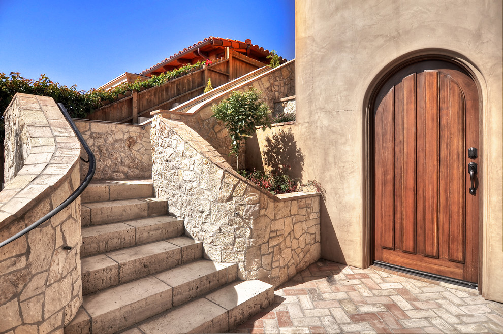 オレンジカウンティにある地中海スタイルのおしゃれな外階段の写真