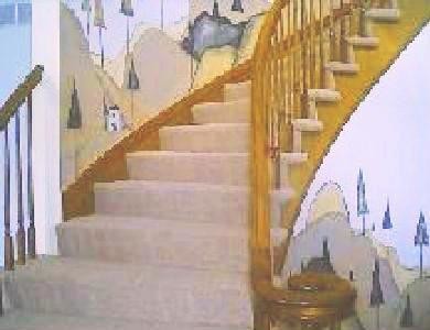 На фото: изогнутая лестница среднего размера в стиле ретро с ступенями с ковровым покрытием