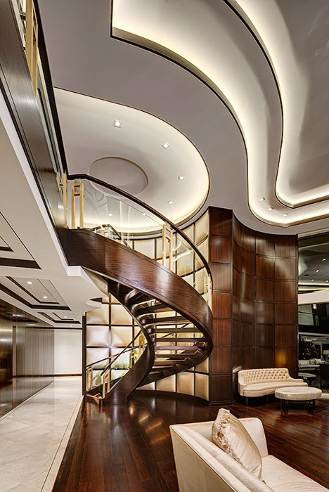Exemple d'un grand escalier sans contremarche courbe tendance avec des marches en bois.