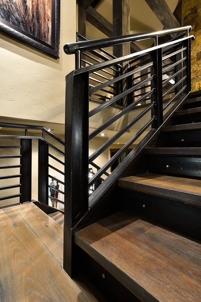 На фото: п-образная металлическая лестница среднего размера в стиле рустика с деревянными ступенями и перилами из тросов с