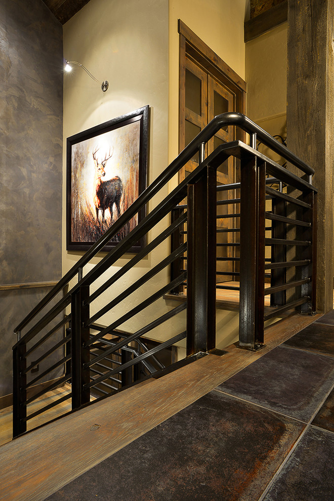 Пример оригинального дизайна: п-образная металлическая лестница среднего размера в стиле рустика с деревянными ступенями и металлическими перилами
