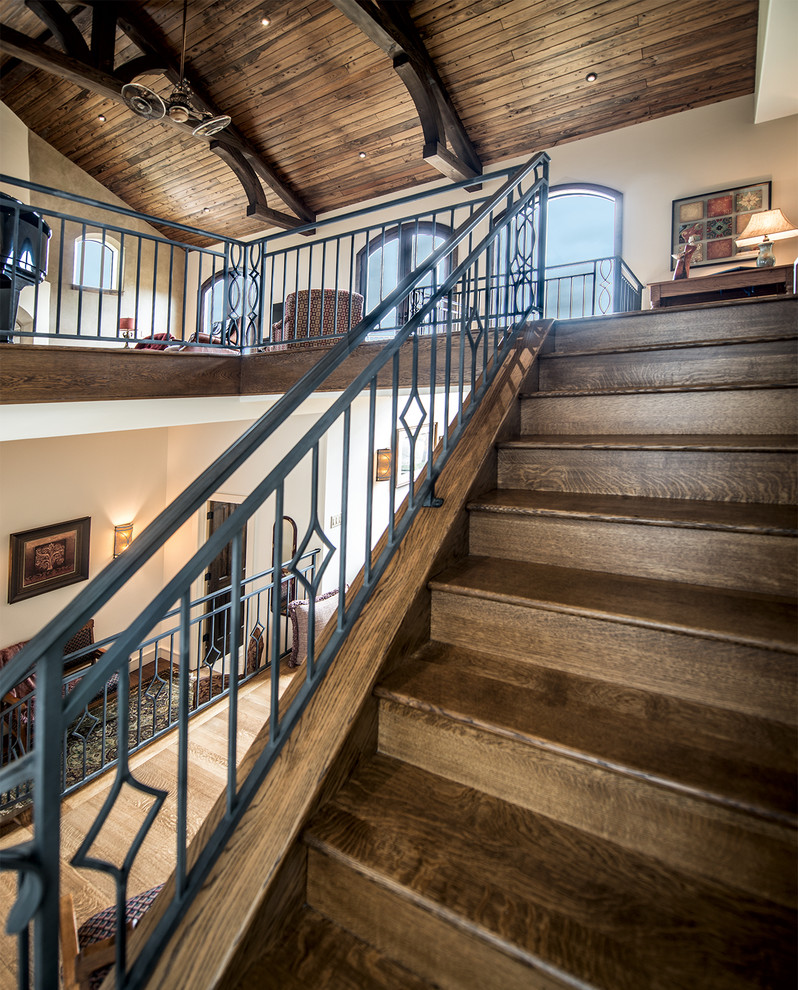 Large traditional wood l-shaped staircase in Austin with wood risers.