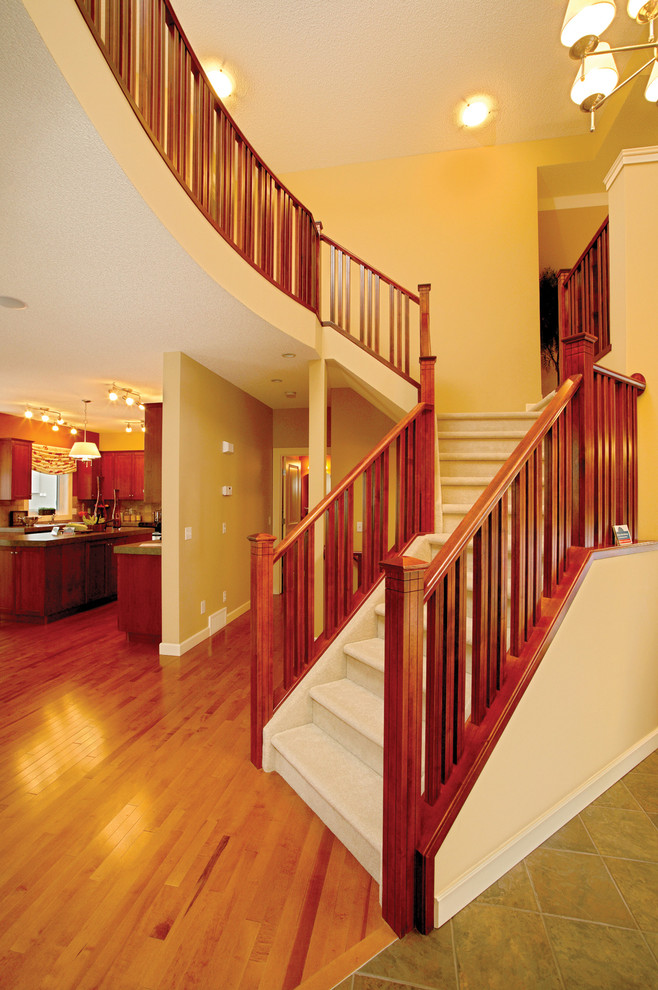 Свежая идея для дизайна: большая угловая лестница в современном стиле с ступенями с ковровым покрытием и ковровыми подступенками - отличное фото интерьера
