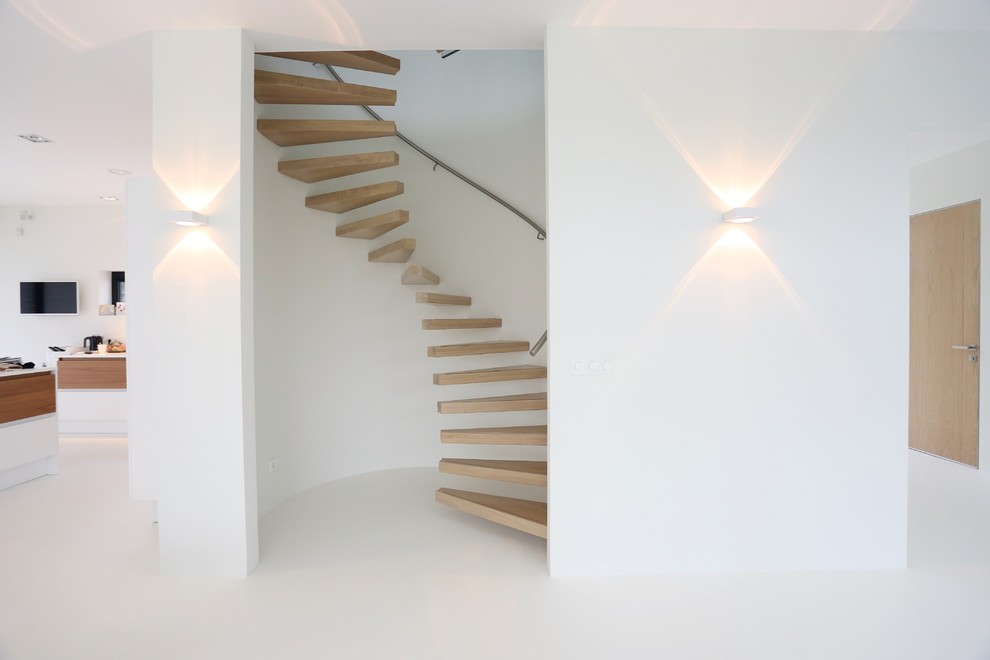 Cette image montre un escalier sans contremarche hélicoïdal minimaliste de taille moyenne avec des marches en bois.