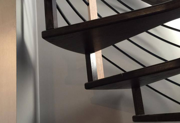 Cette photo montre un escalier peint hélicoïdal moderne de taille moyenne avec des marches en bois peint.