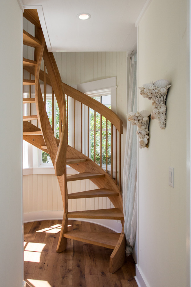 Idéer för att renovera en vintage svängd trappa i trä, med öppna sättsteg