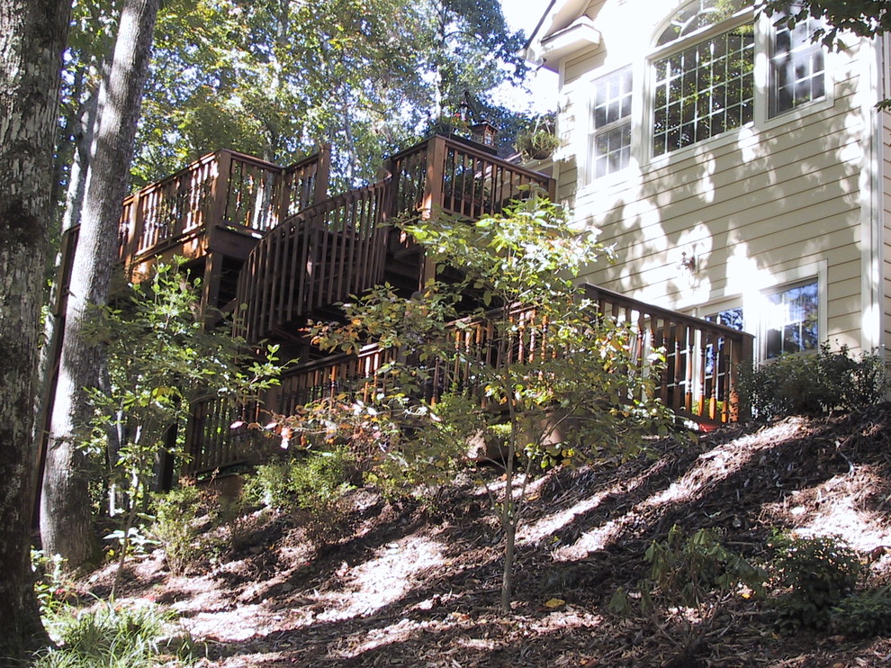 Пример оригинального дизайна: винтовая деревянная лестница с деревянными ступенями
