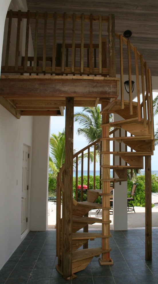 Foto di una scala a chiocciola con pedata in legno e alzata in legno