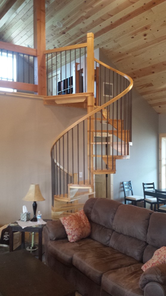 Cette image montre un escalier hélicoïdal avec des marches en bois et des contremarches en bois.