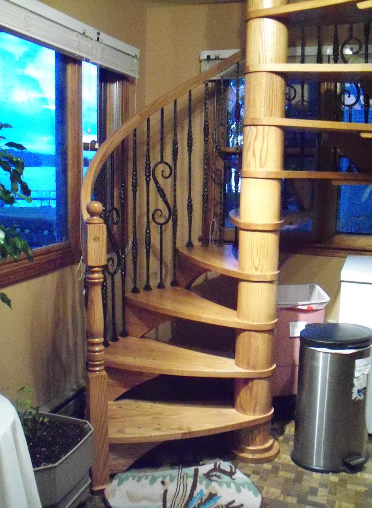 Стильный дизайн: винтовая деревянная лестница с деревянными ступенями - последний тренд