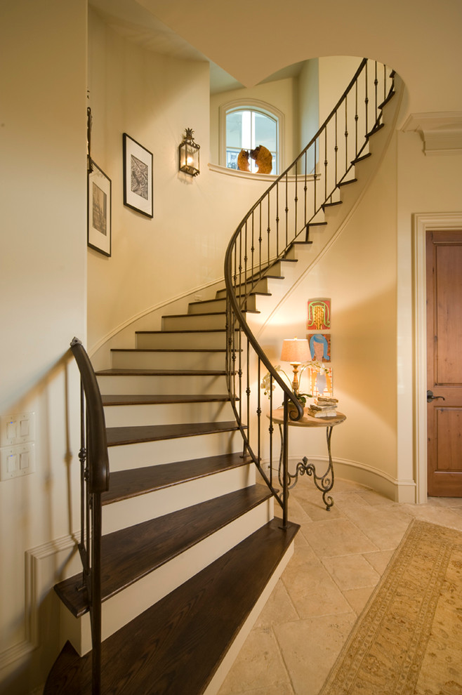 Источник вдохновения для домашнего уюта: изогнутая лестница среднего размера в стиле ретро