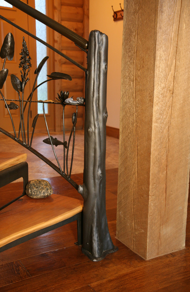 Modelo de escalera de caracol rural de tamaño medio con escalones de madera y contrahuellas de madera
