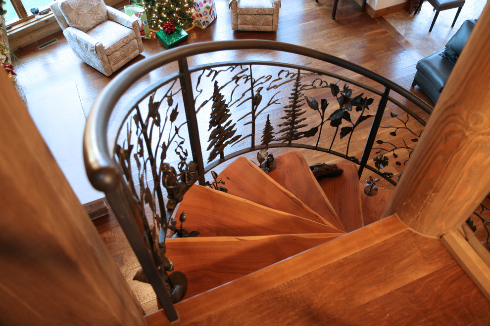 Пример оригинального дизайна: винтовая деревянная лестница среднего размера в стиле рустика с деревянными ступенями