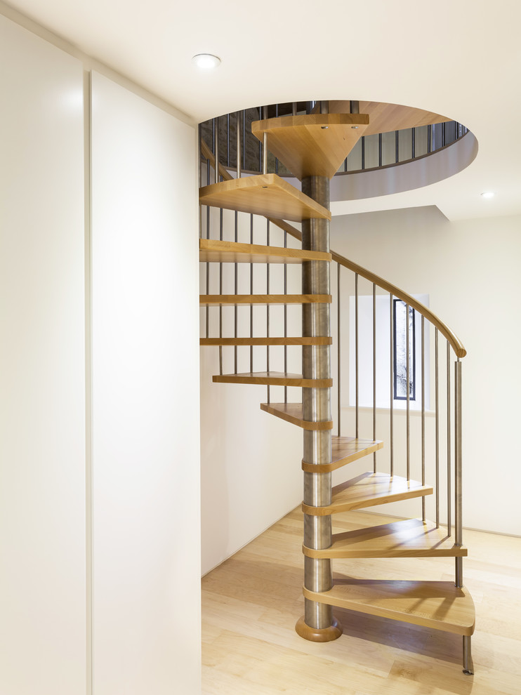Идея дизайна: маленькая винтовая лестница в современном стиле с деревянными ступенями без подступенок для на участке и в саду
