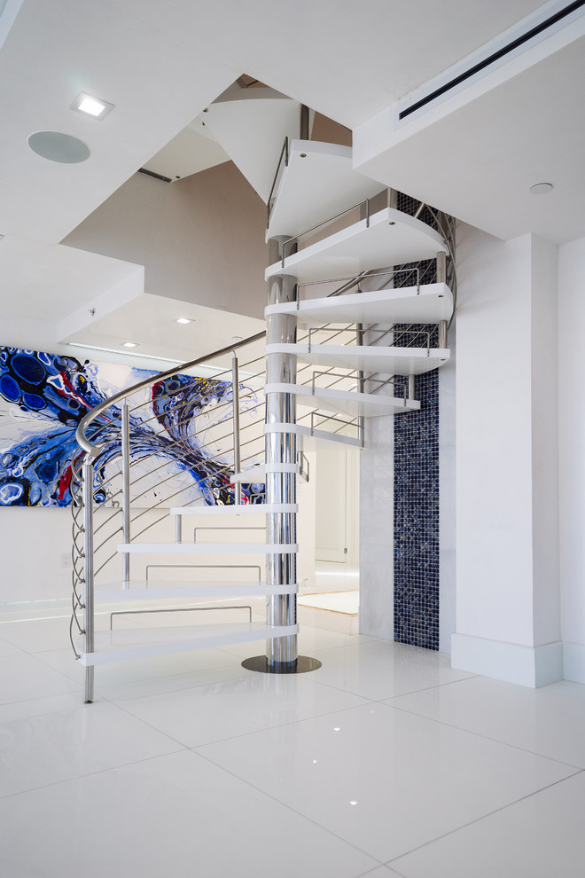Diseño de escalera de caracol minimalista de tamaño medio sin contrahuella con escalones de madera pintada y barandilla de metal
