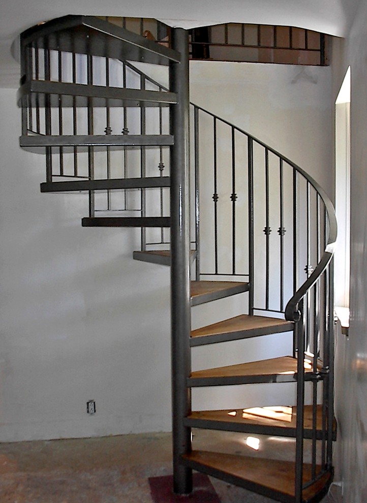 Пример оригинального дизайна: винтовая лестница среднего размера в современном стиле с деревянными ступенями без подступенок