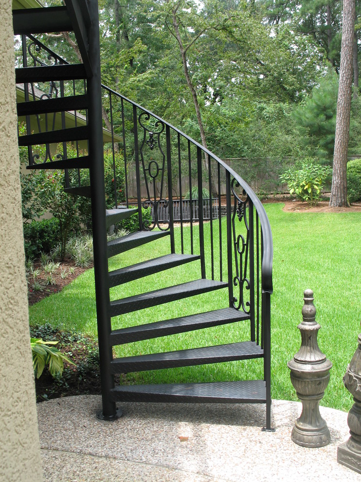 Traditional metal spiral staircase in Houston with open risers.