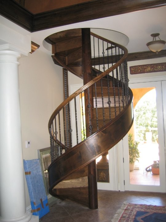Imagen de escalera de caracol con escalones de madera y contrahuellas de madera