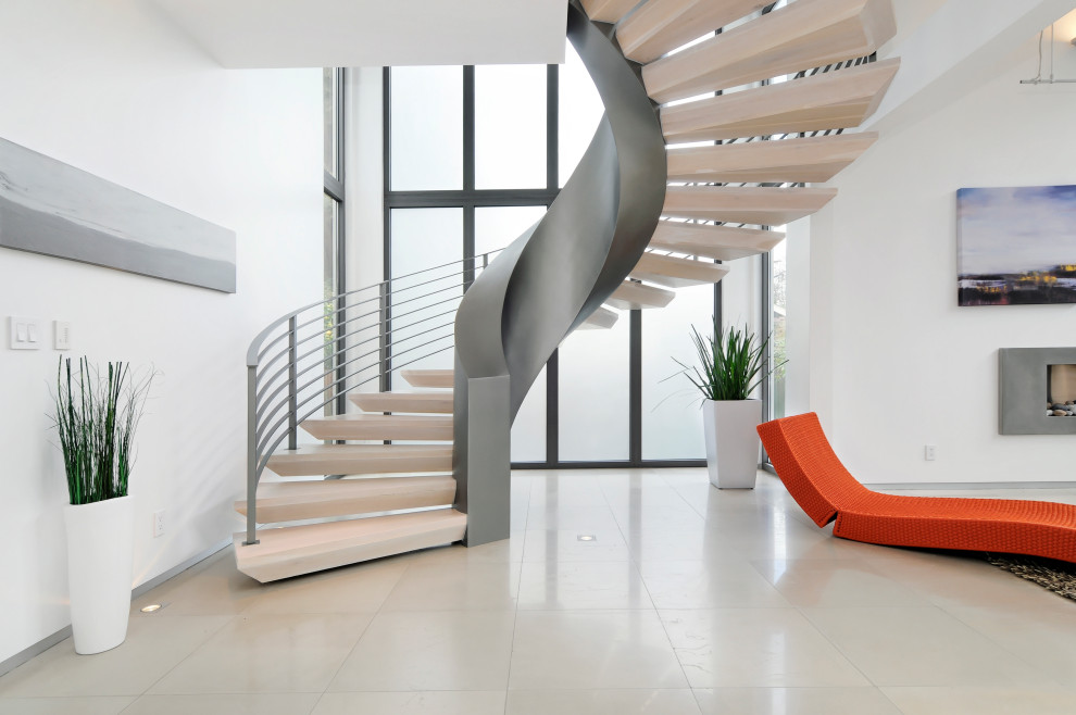 Стильный дизайн: изогнутая деревянная лестница в современном стиле с металлическими перилами - последний тренд