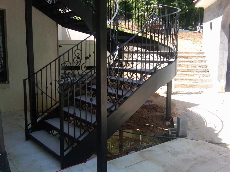 Mittelgroße Moderne Treppe mit Metall-Setzstufen in Atlanta