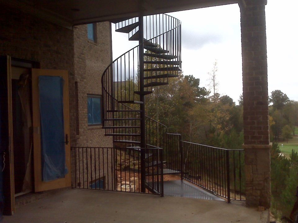 アトランタにある高級な中くらいなトラディショナルスタイルのおしゃれならせん階段 (金属の蹴込み板) の写真