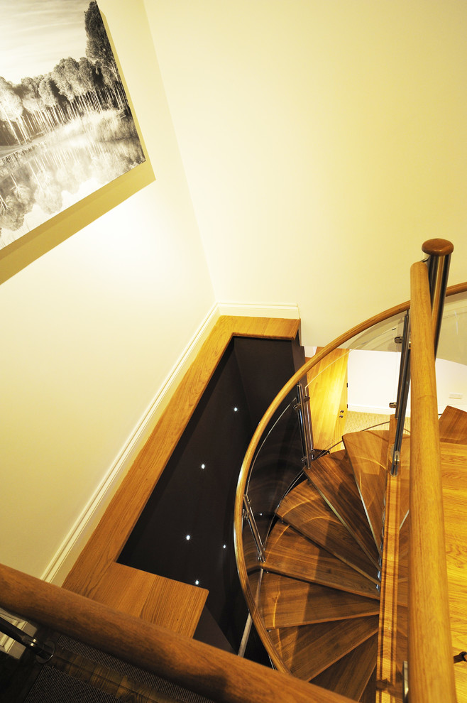 ハンプシャーにあるお手頃価格の中くらいなラスティックスタイルのおしゃれな階段の写真