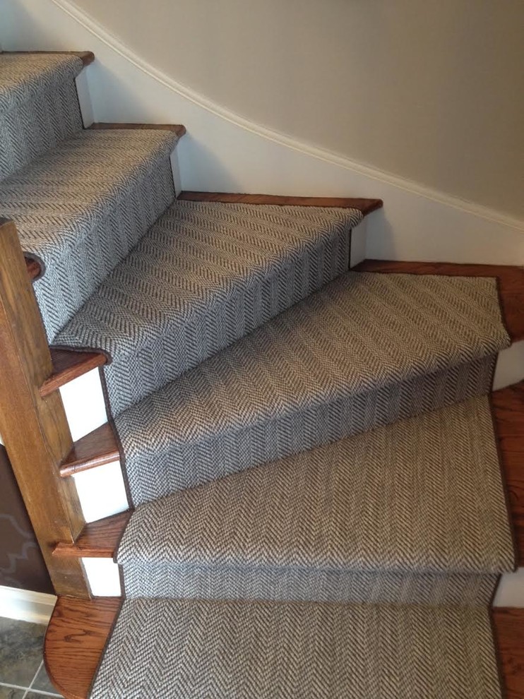 Imagen de escalera curva contemporánea de tamaño medio con escalones de madera y contrahuellas de madera