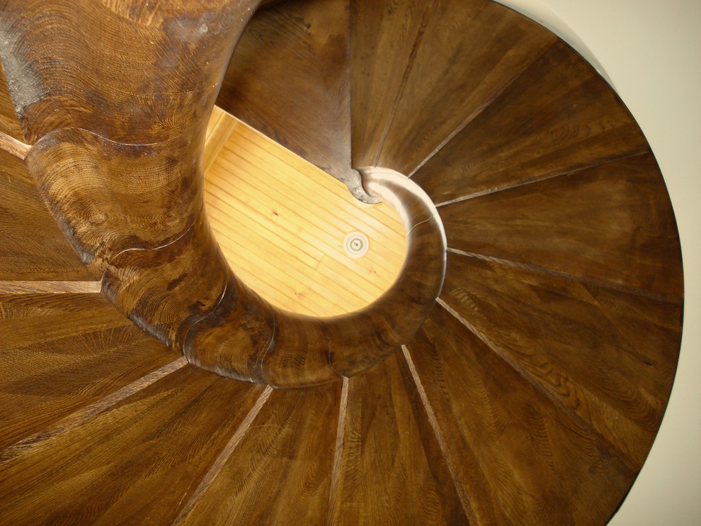 На фото: винтовая деревянная лестница в стиле шебби-шик с деревянными ступенями с