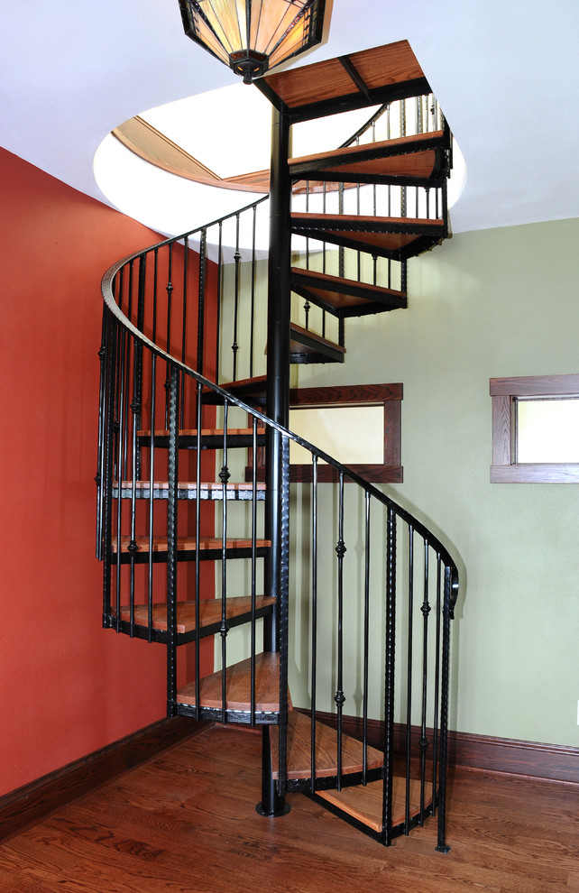 Стильный дизайн: маленькая винтовая лестница в стиле кантри с деревянными ступенями без подступенок для на участке и в саду - последний тренд