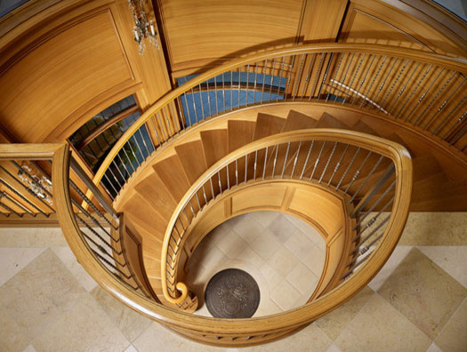 シアトルにあるラグジュアリーな広い地中海スタイルのおしゃれならせん階段 (木の蹴込み板、木材の手すり) の写真