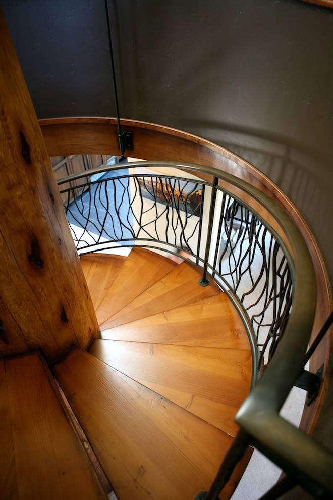 Cette image montre un escalier hélicoïdal bohème de taille moyenne avec des marches en bois.