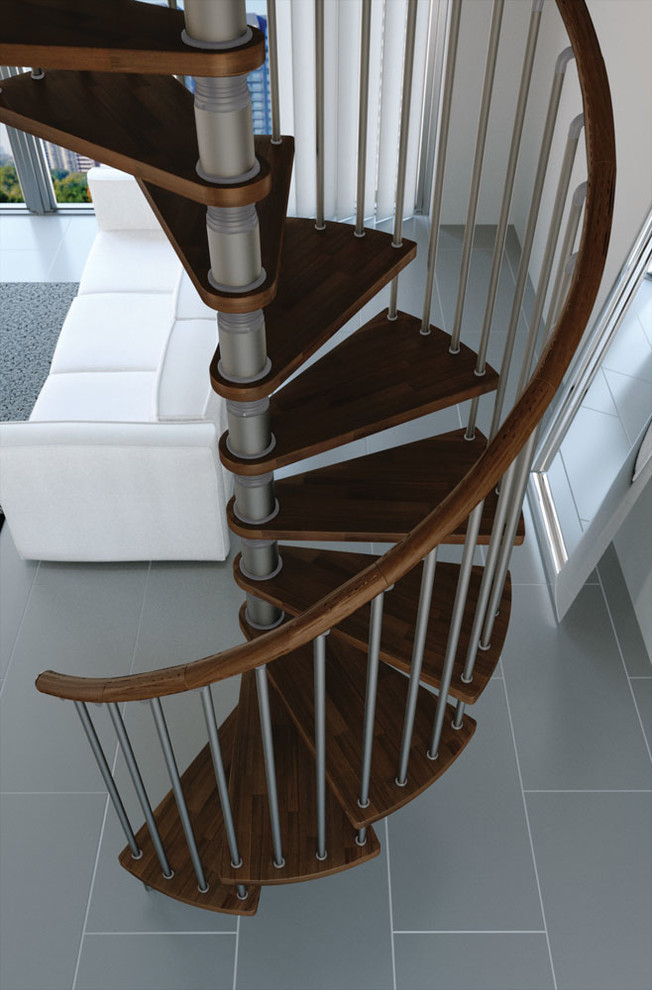Imagen de escalera de caracol clásica renovada de tamaño medio sin contrahuella con escalones de madera y barandilla de metal
