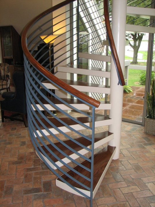 На фото: винтовая лестница среднего размера в современном стиле с крашенными деревянными ступенями без подступенок с