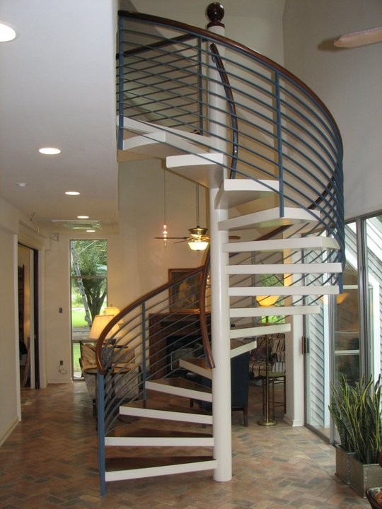 Mittelgroße Moderne Wendeltreppe mit gebeizten Holz-Treppenstufen und offenen Setzstufen in San Diego