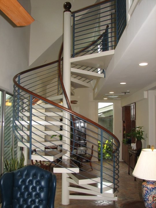 Imagen de escalera de caracol actual de tamaño medio sin contrahuella con escalones de madera pintada