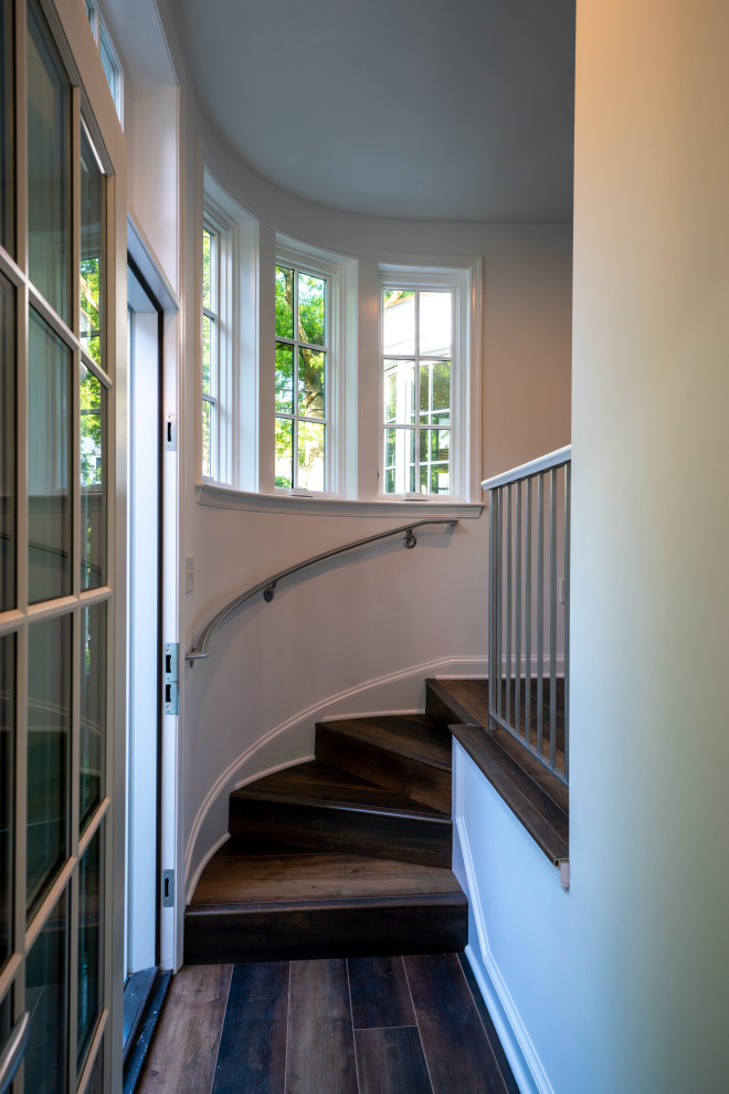 Cette image montre un petit escalier courbe craftsman avec des marches en bois et des contremarches en bois.