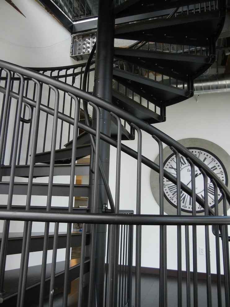Exemple d'un escalier sans contremarche hélicoïdal tendance de taille moyenne avec des marches en métal.